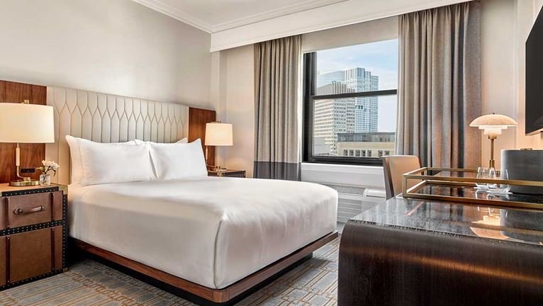 Guest room with queen bed