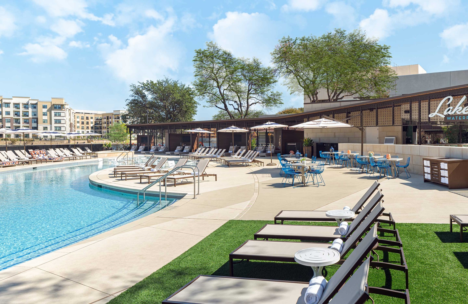 Omni Las Colinas pool area with lounge chairs. 