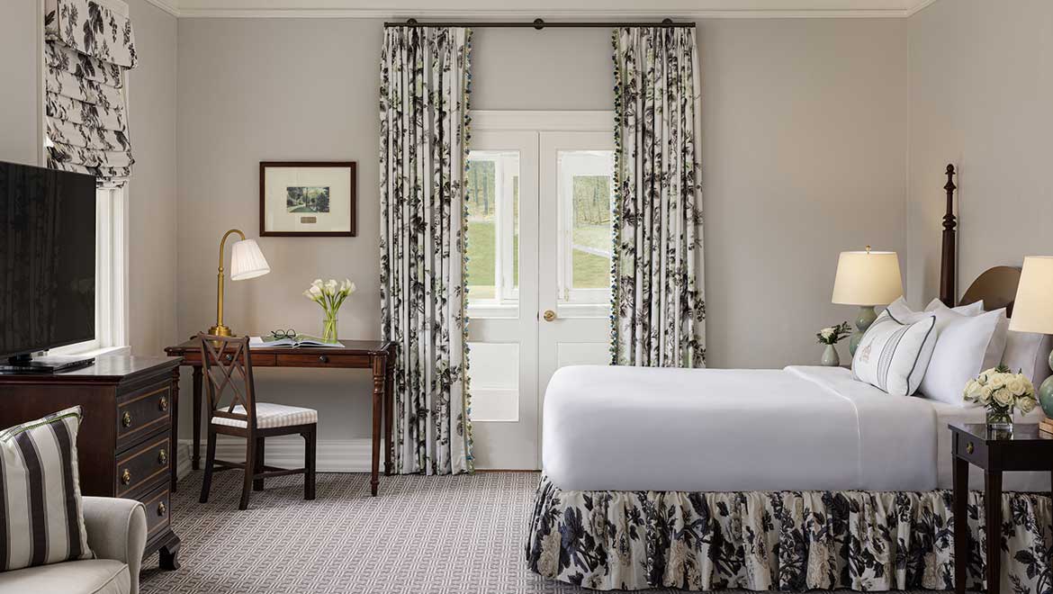 Omni Homestead Resort 2023 presidents suite king bed 