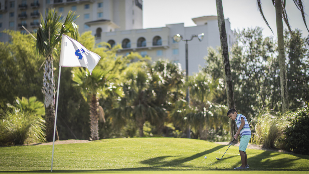 Omni Orlando: Child playing golf