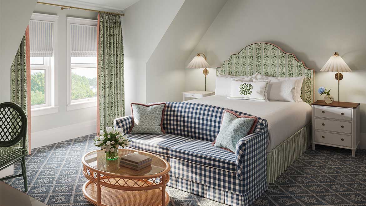 Guest room with king bed