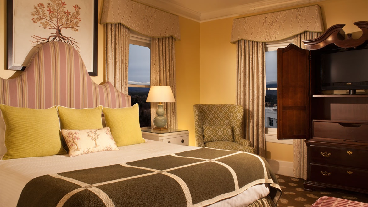 King bed with tv at Mount Washington