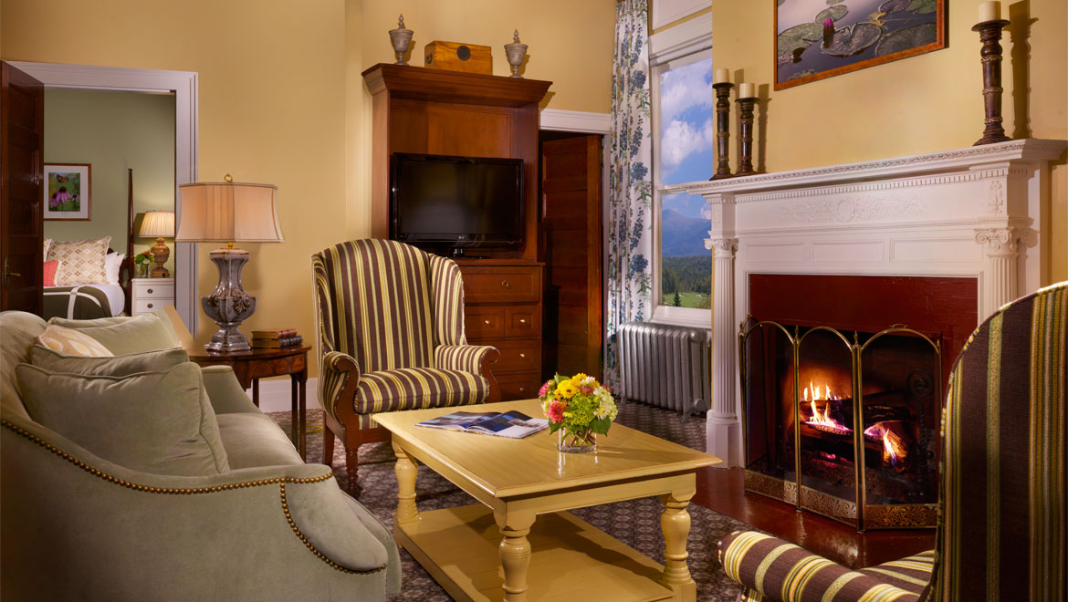 King suite living area at Mount Washington 