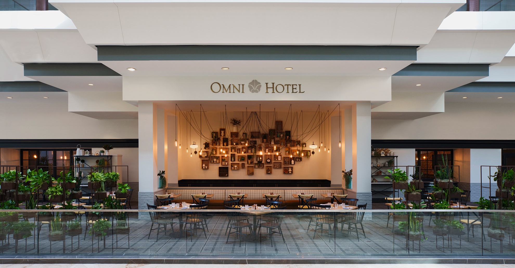 A dining area at Omni Richmond