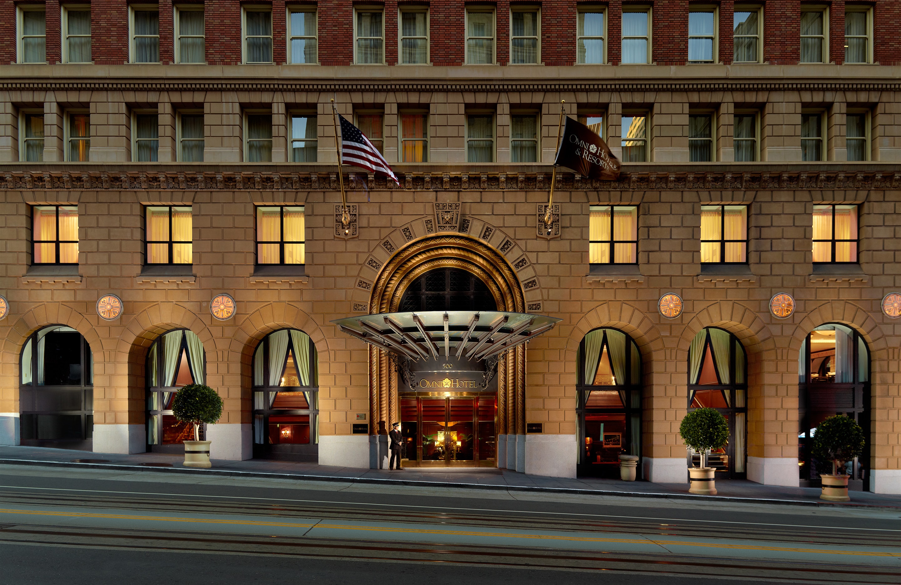 Entrance to the hotel.